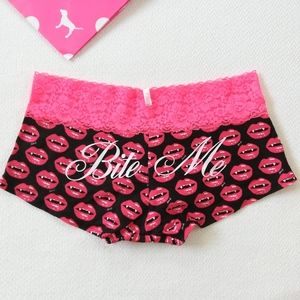 VS PINK Lace Waist Boyshorts Kiss Lips BITE ME S small goth Halloween witch